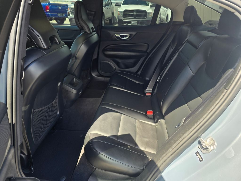 2022 Volvo S60 B5 Momentum