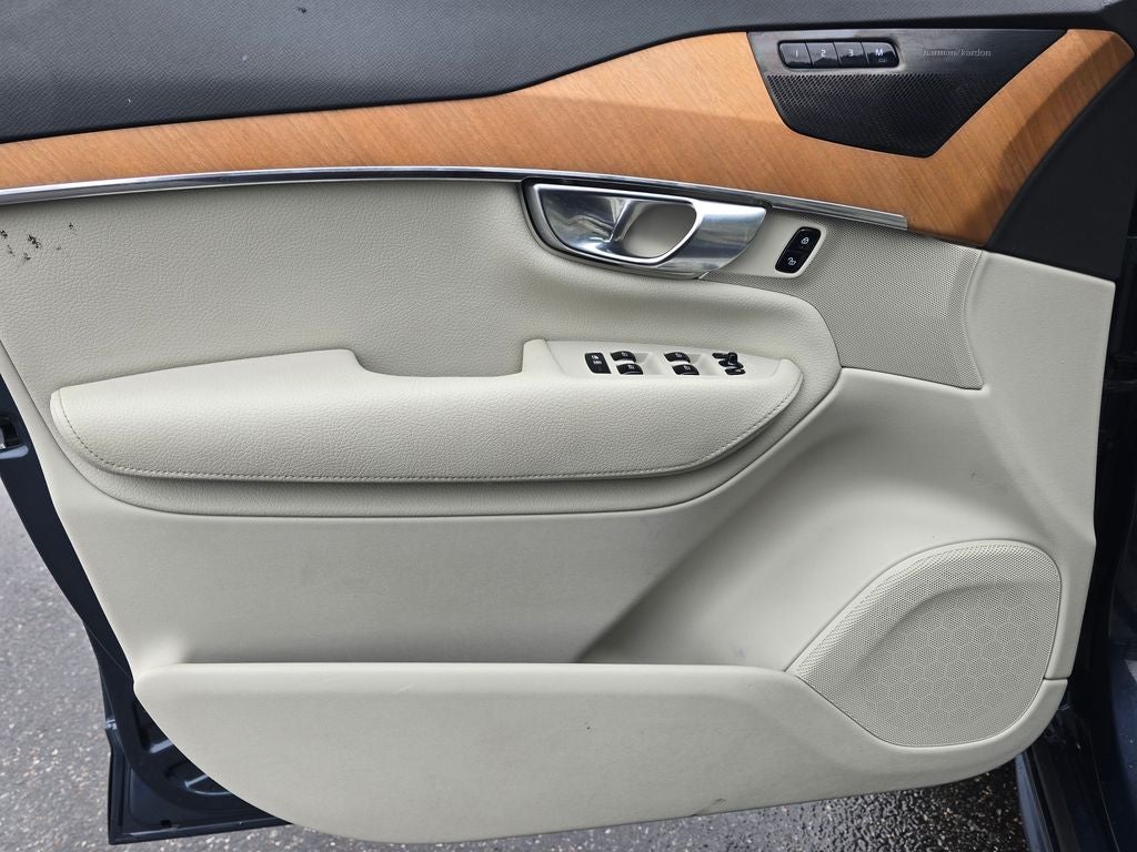2022 Volvo XC90 T5 Momentum