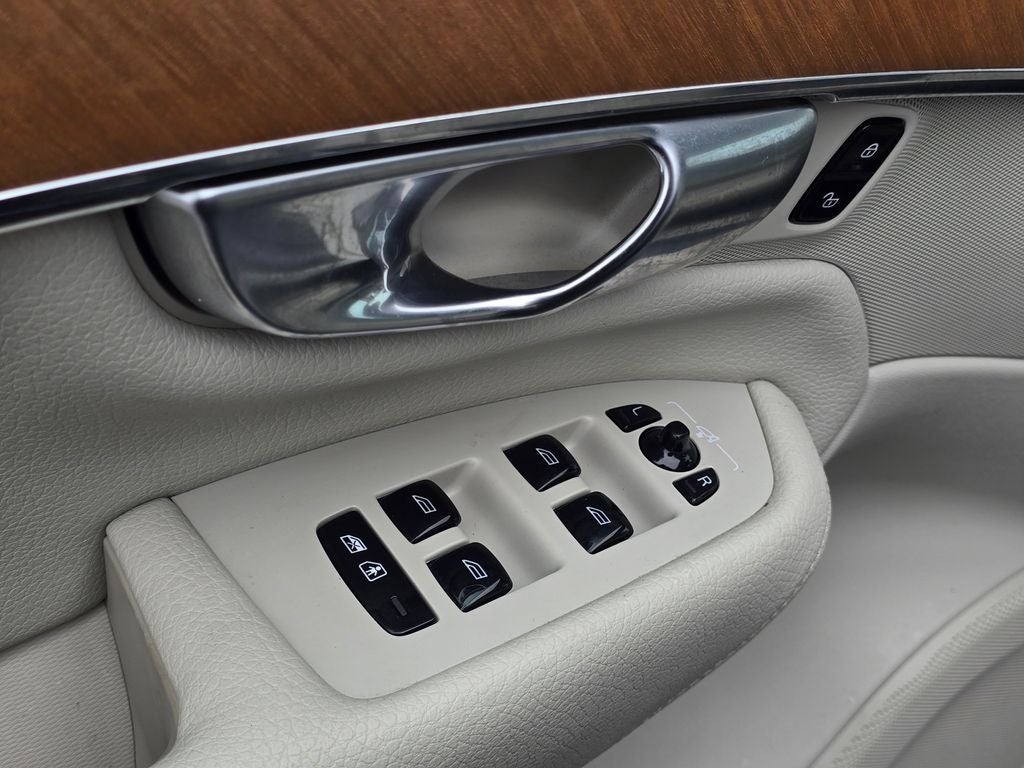 2022 Volvo XC90 T5 Momentum