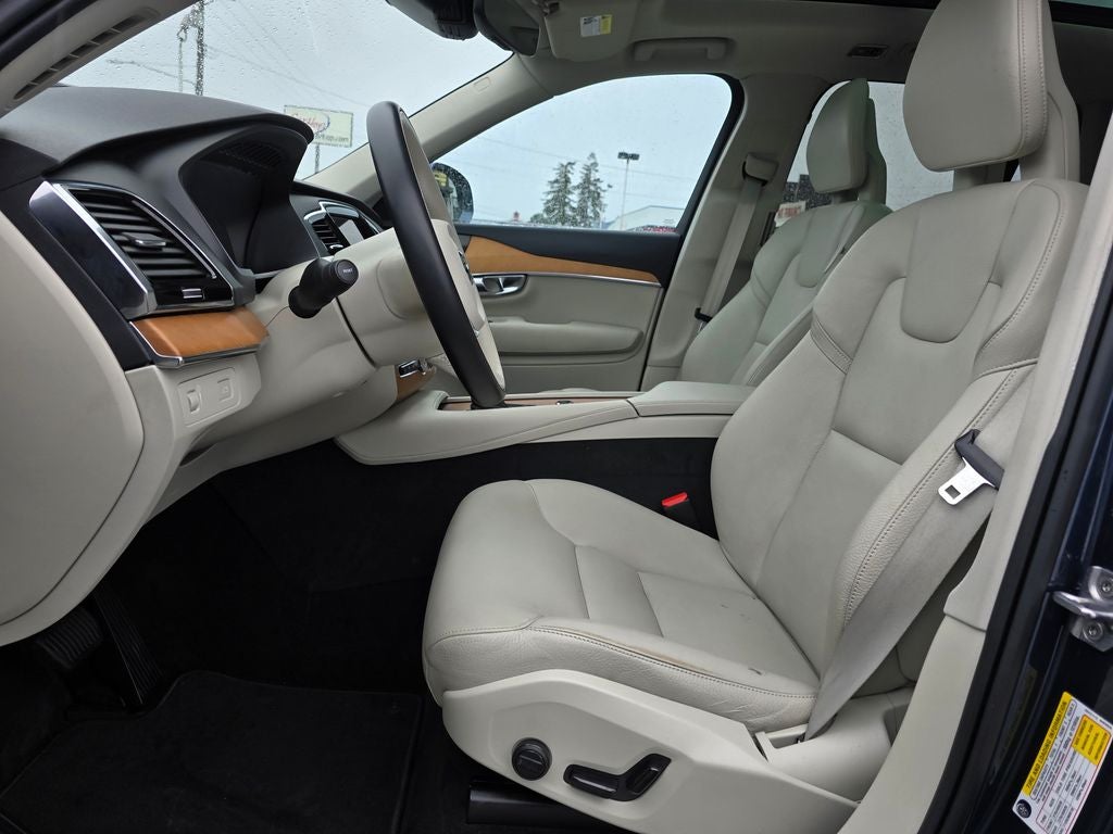 2022 Volvo XC90 T5 Momentum
