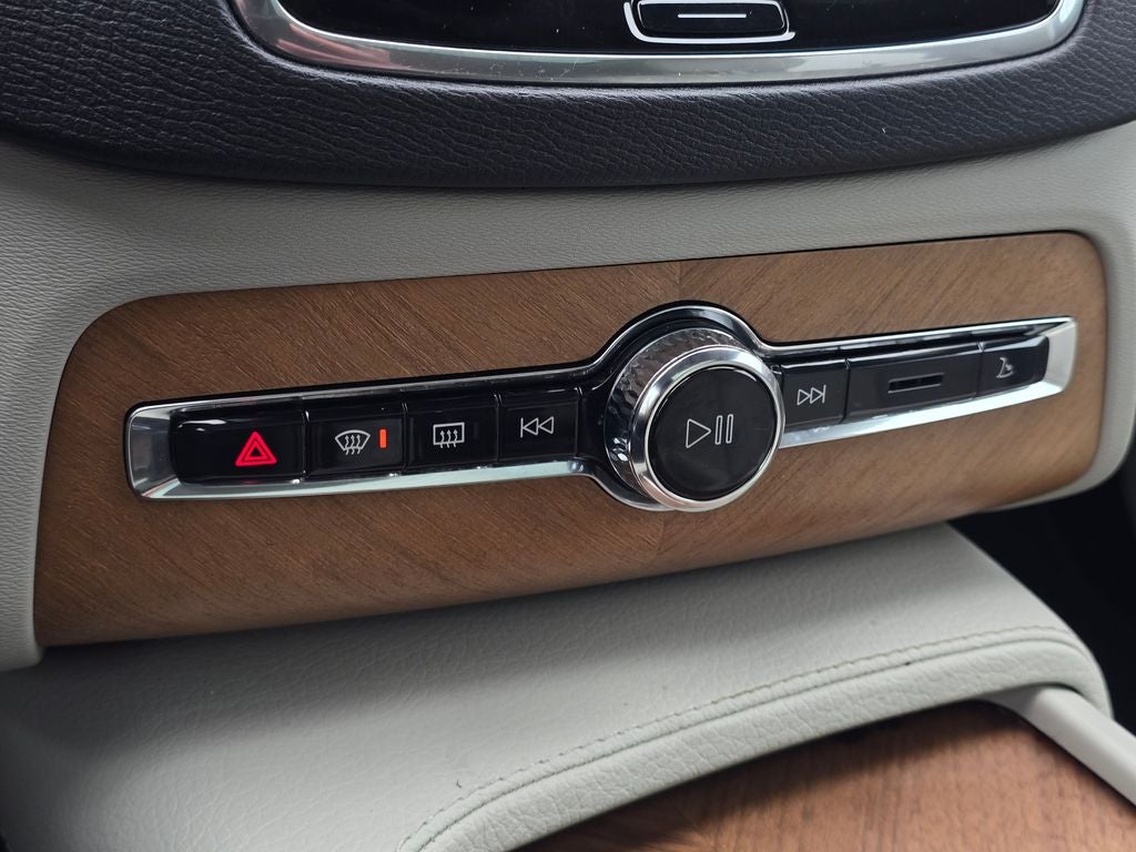 2022 Volvo XC90 T5 Momentum