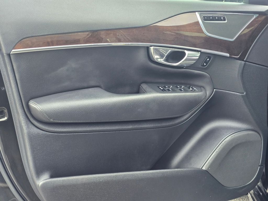 2016 Volvo XC90 T6 Momentum