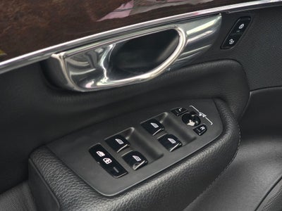 2016 Volvo XC90 T6 Momentum