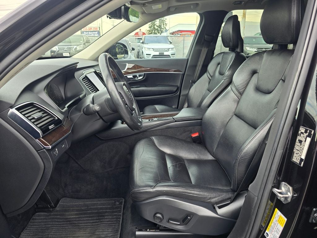 2016 Volvo XC90 T6 Momentum