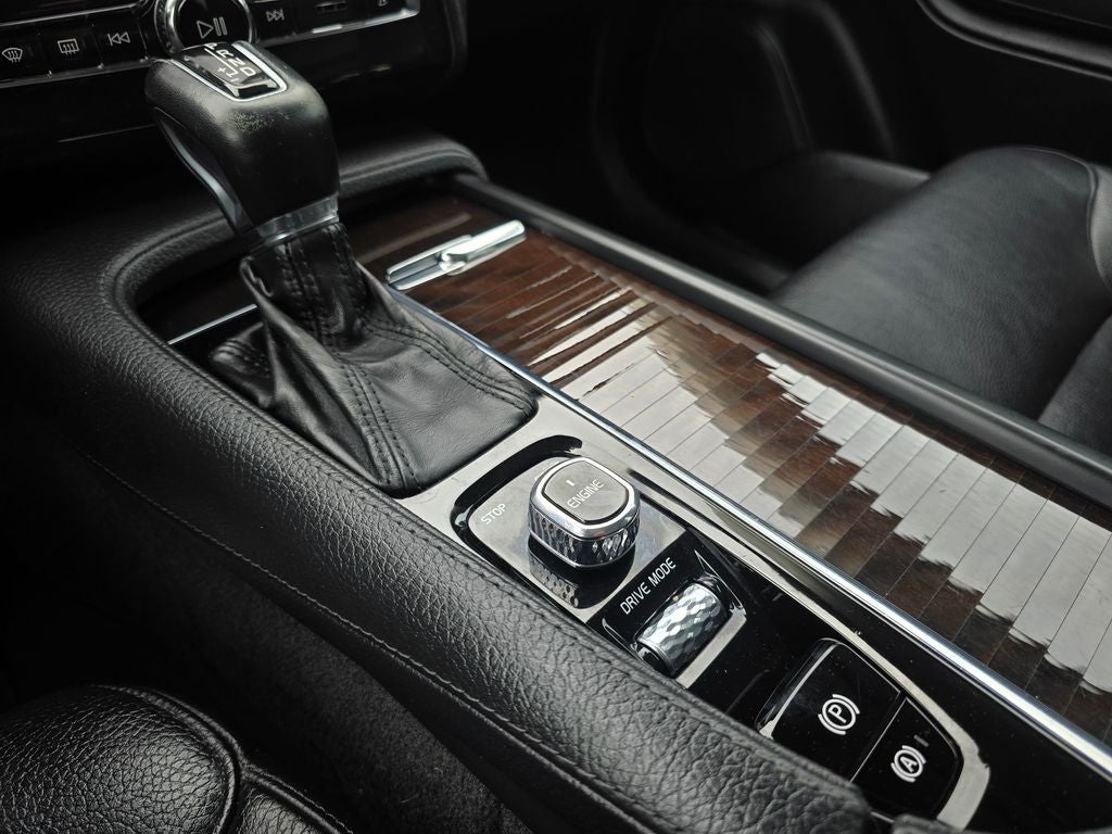 2016 Volvo XC90 T6 Momentum