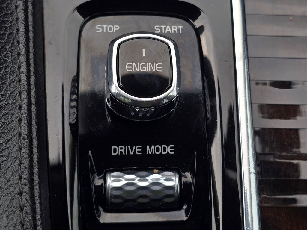 2016 Volvo XC90 T6 Momentum