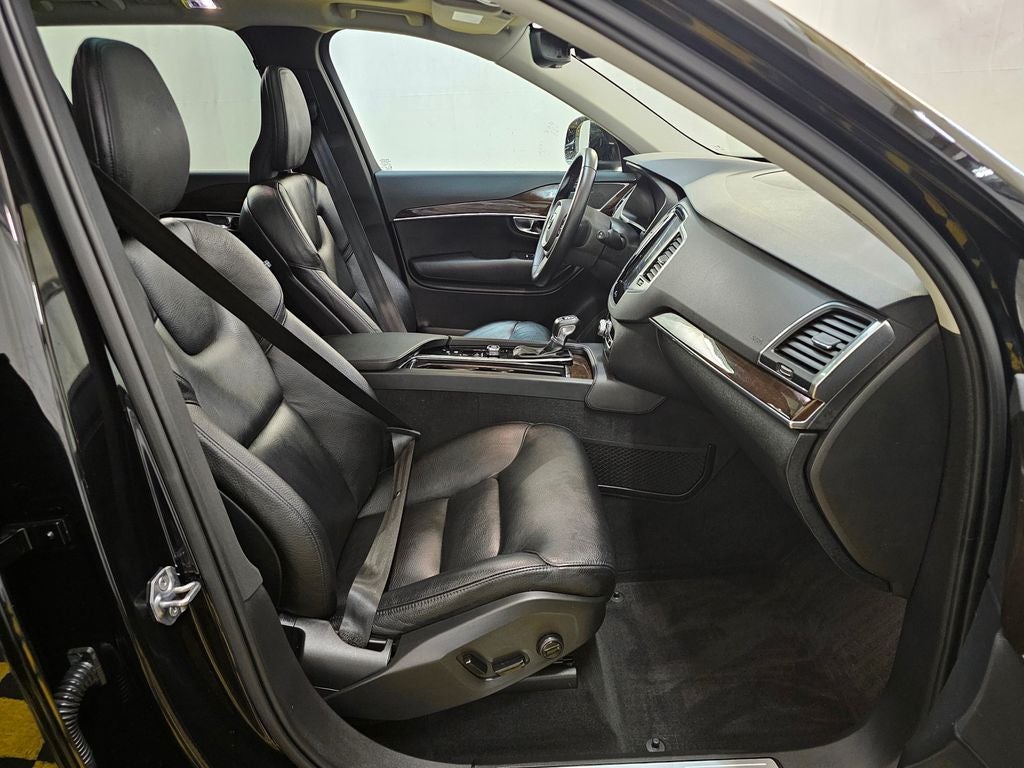 2019 Volvo XC90 T6 Momentum